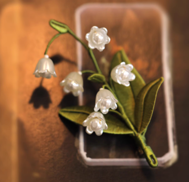 Lilien-Brosche für Mäntel – Bild 3 | LuxeStyle