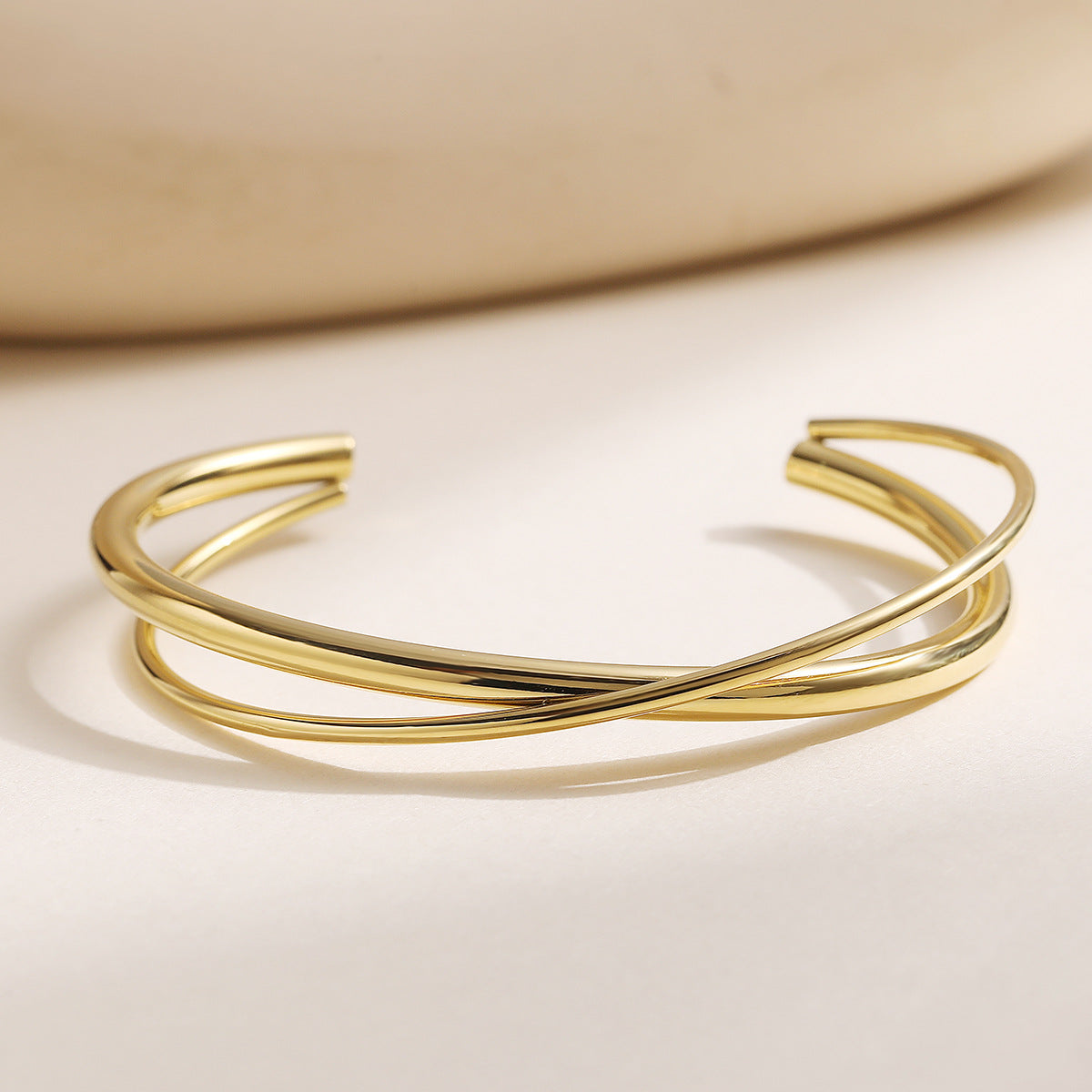 Personalisiertes Kreuzarmband aus Edelstahl – Bild 4 | LuxeStyle