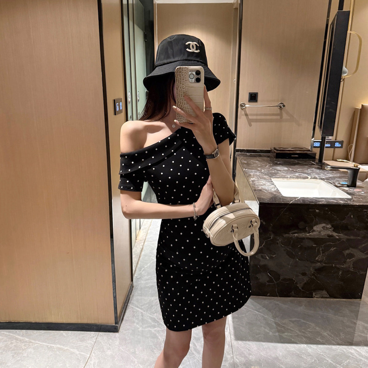 Gepunktetes Off-Shoulder Mini-Schwangerschaftskleid – Bild 1 | LuxeStyle