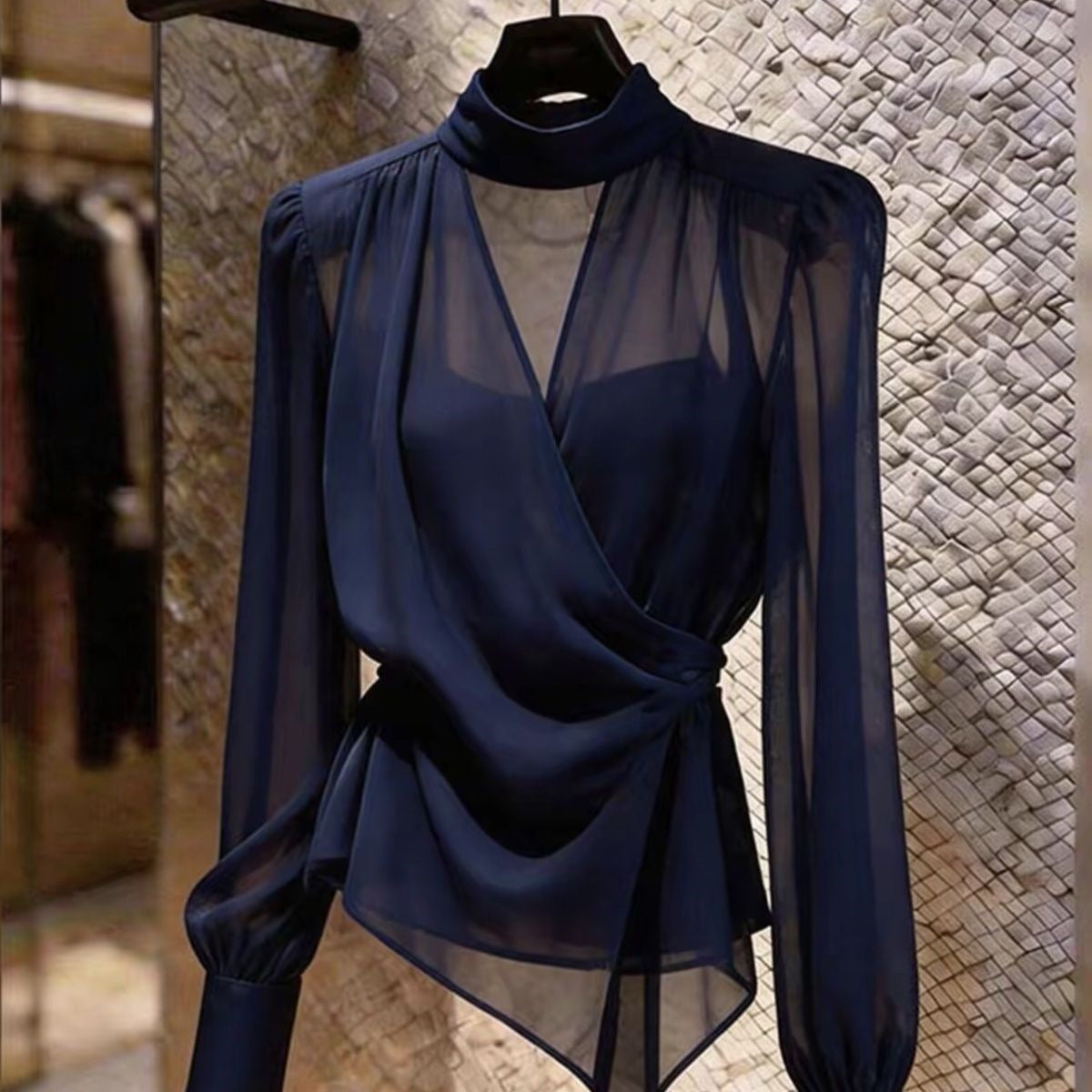 Ärmellose Satin-Bluse mit Taillenbetonung