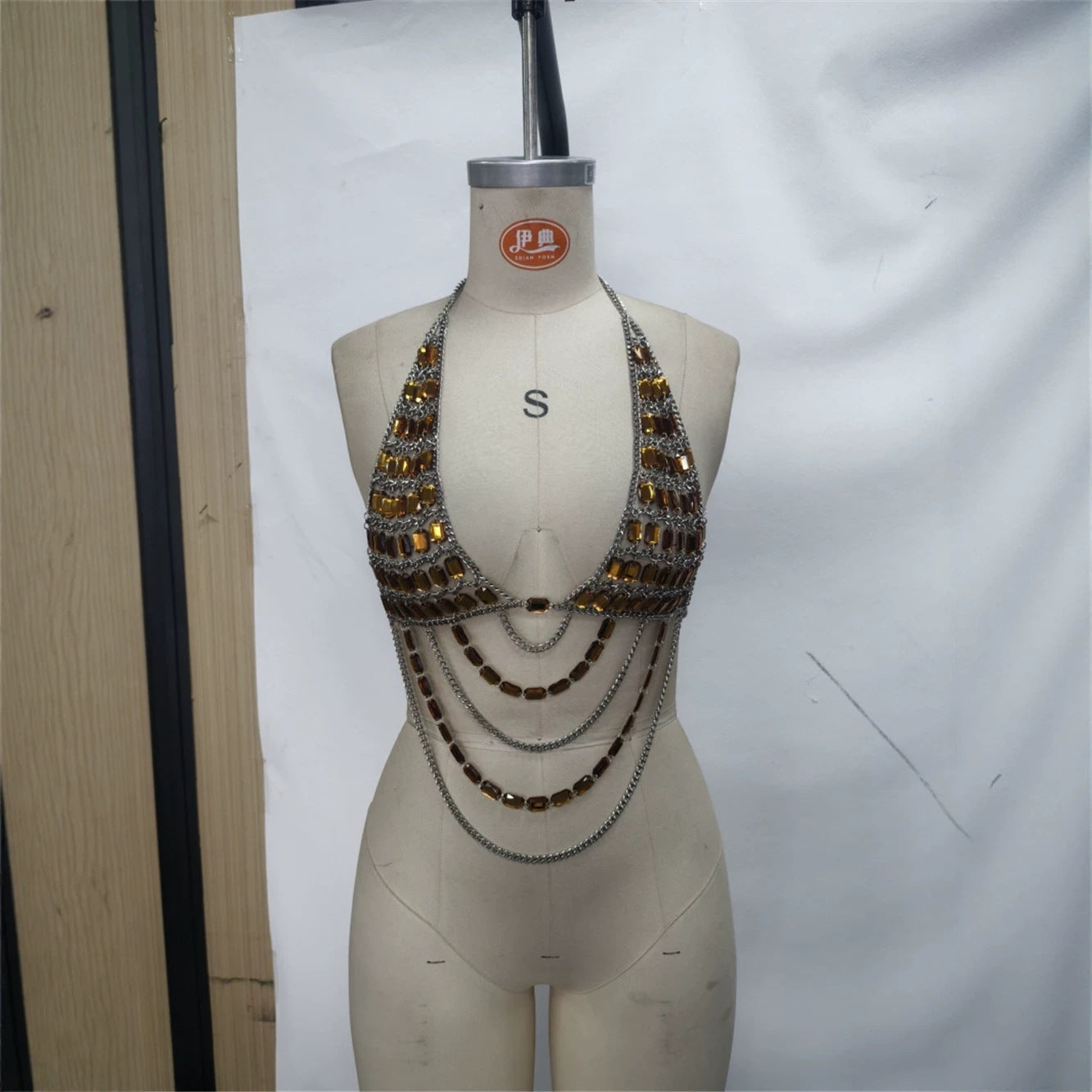 Neckholder-Bikini mit Pailletten und Schmuckkette