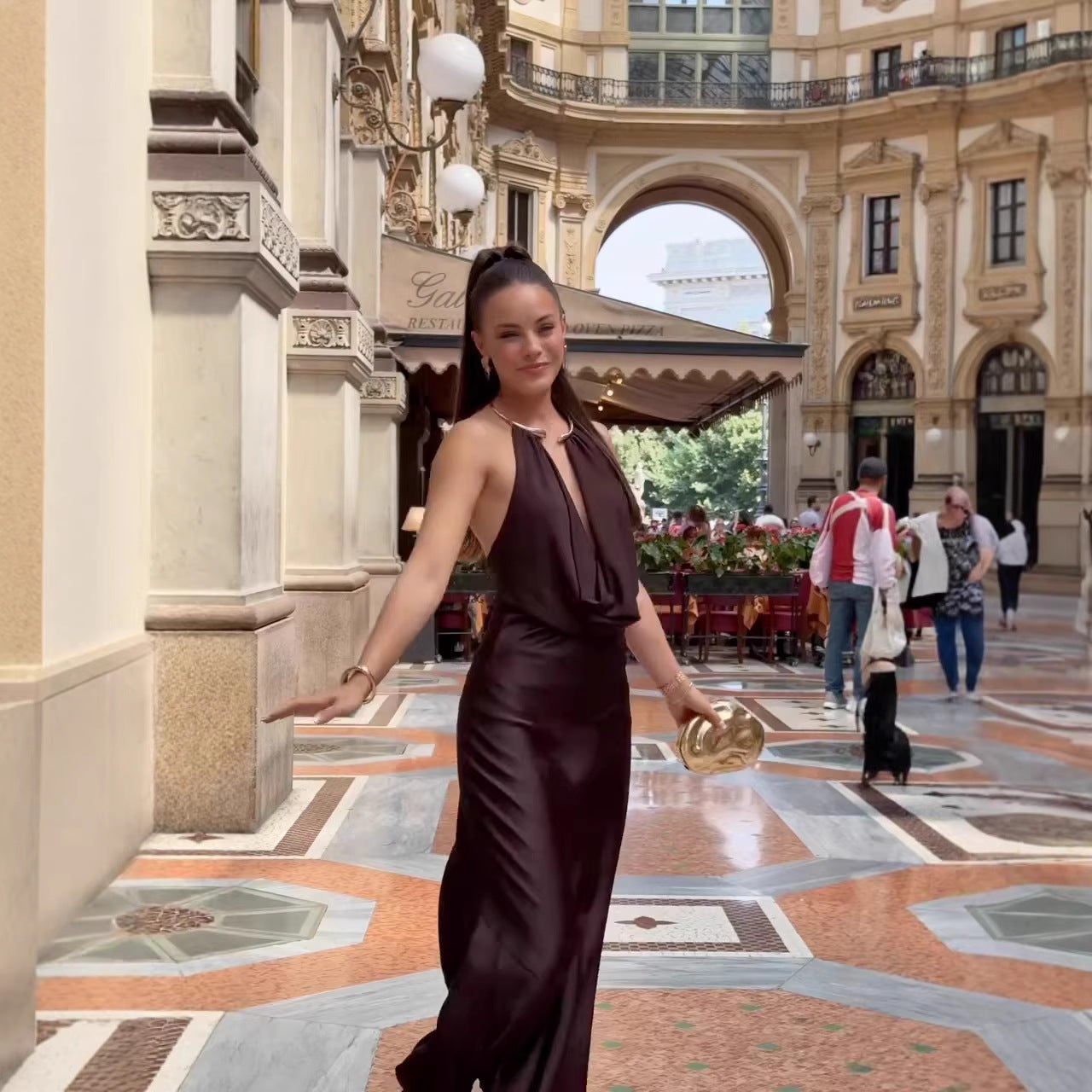 Satin-Maxikleid mit Neckholder und Rückenausschnitt