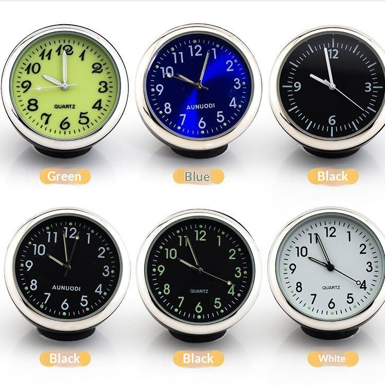 Leuchtende Auto-Uhr: Zeit nachts klar ablesen.