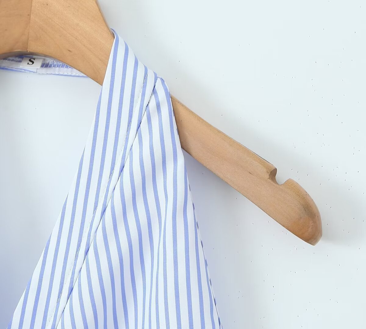 Gestreiftes Halterneck-Top mit Knoten