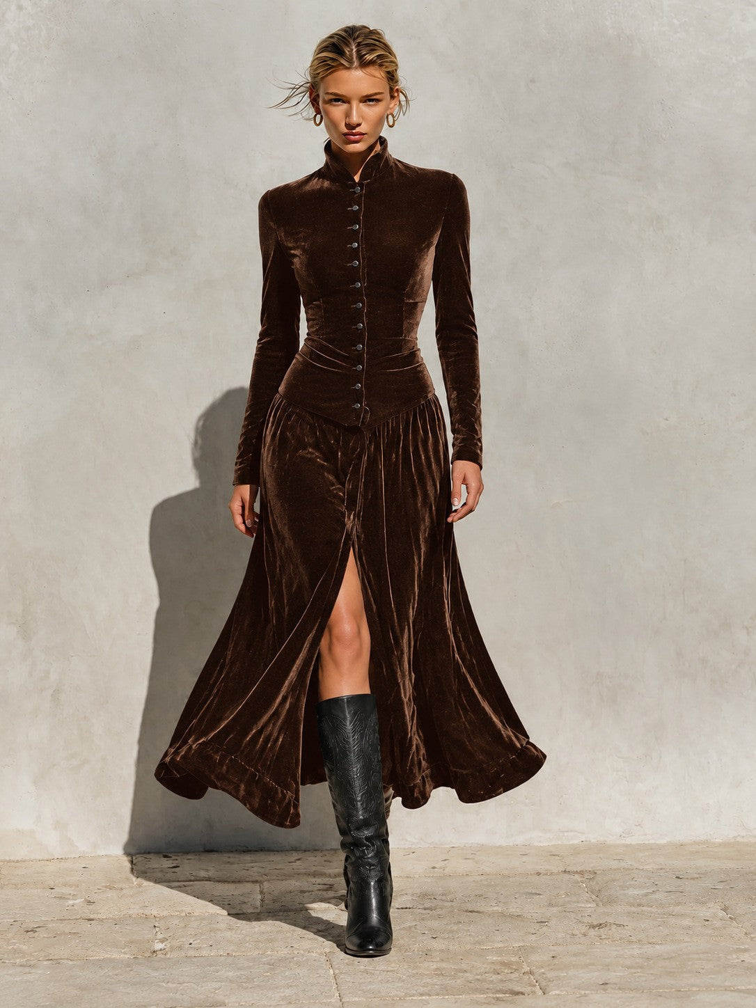 Samtkleid mit Stehkragen und hohem Schlitz | LuxeStyle