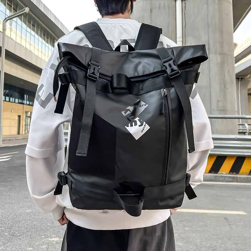 Grosser Rucksack mit geschwungener Kante