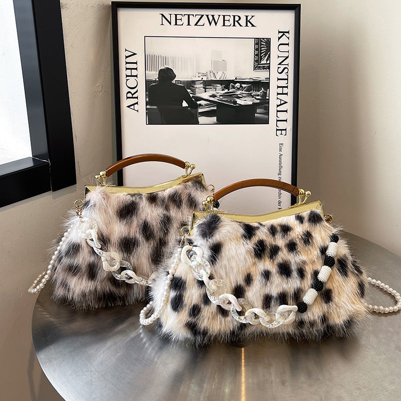 Plüsch-Schalenhandtasche mit Kettenriemen | LuxeStyle