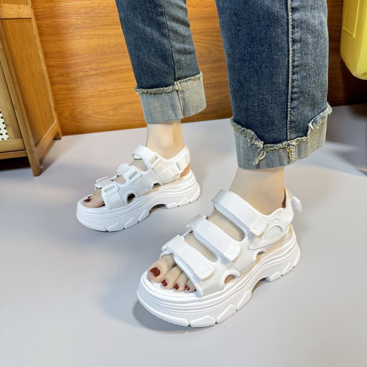 Plateau-Sandalen mit Klettverschluss – Bild 7 | LuxeStyle