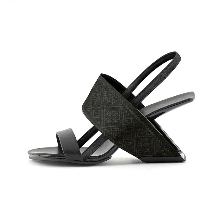 Bestickte Sandalen im Ethno-Stil – Bild 2 | LuxeStyle