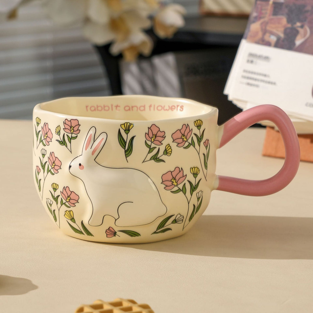 Keramiktasse mit Blumen und Hasenmotiv – Bild 5 | LuxeStyle