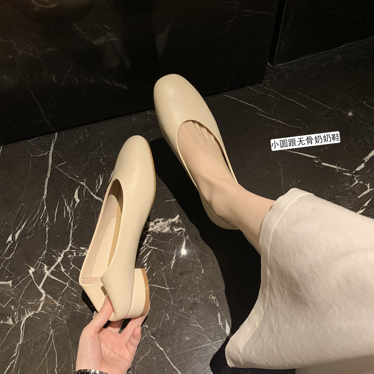 Schwarze Leder-Pumps mit Blockabsatz