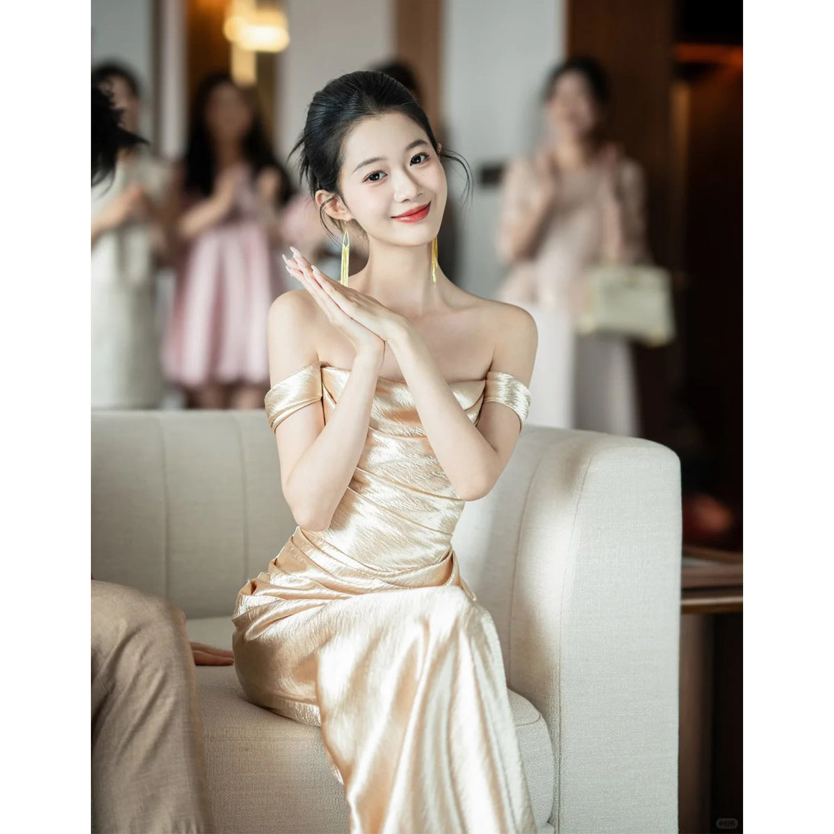 Champagnerfarbenes trägerloses Toastkleid – Bild 4 | LuxeStyle