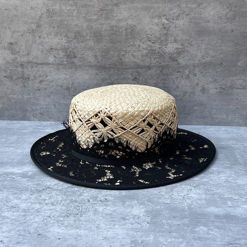 Handgestrickter Raffia Strohhut mit flacher Krone
