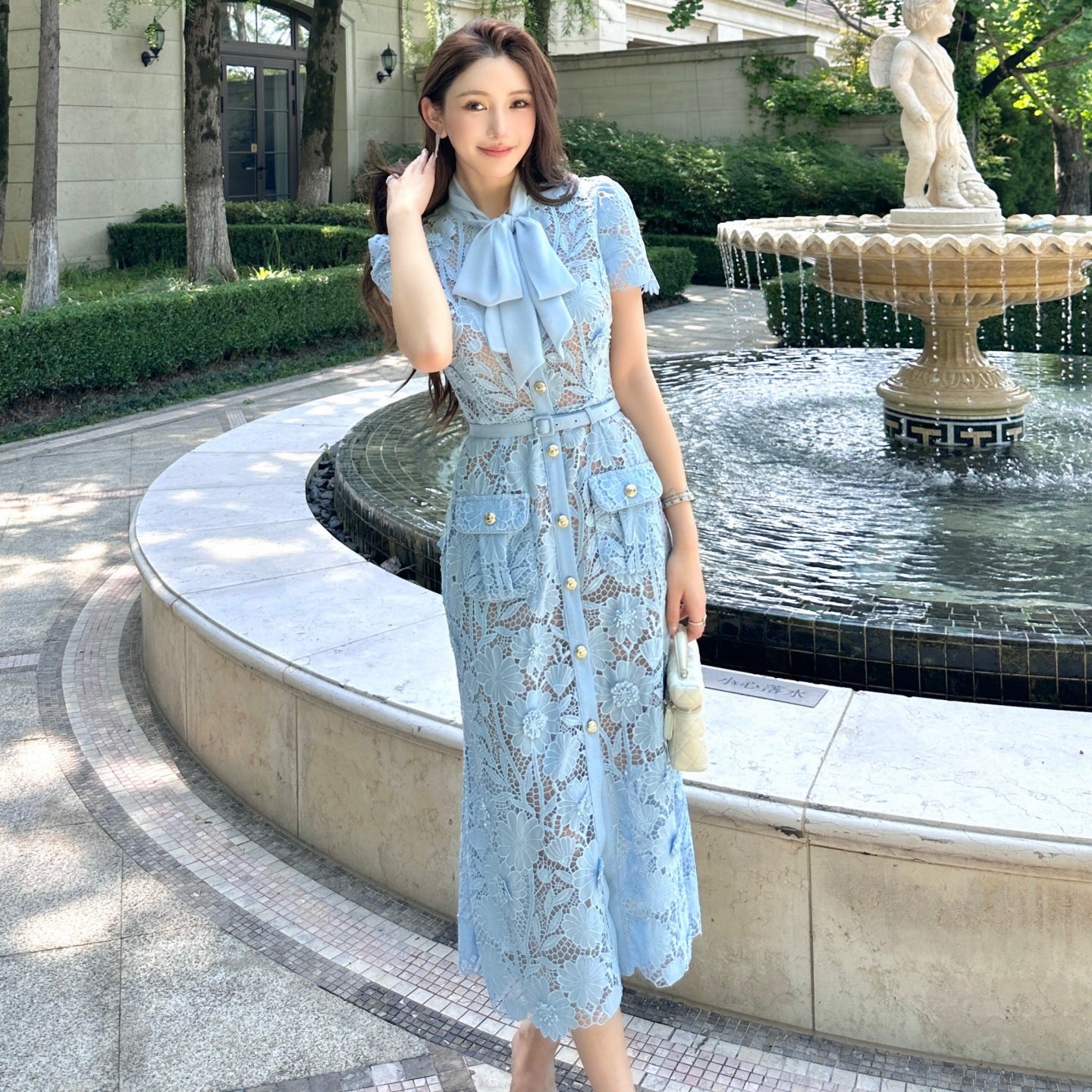 Französisches Spitzenkleid mit 3D-Blumen