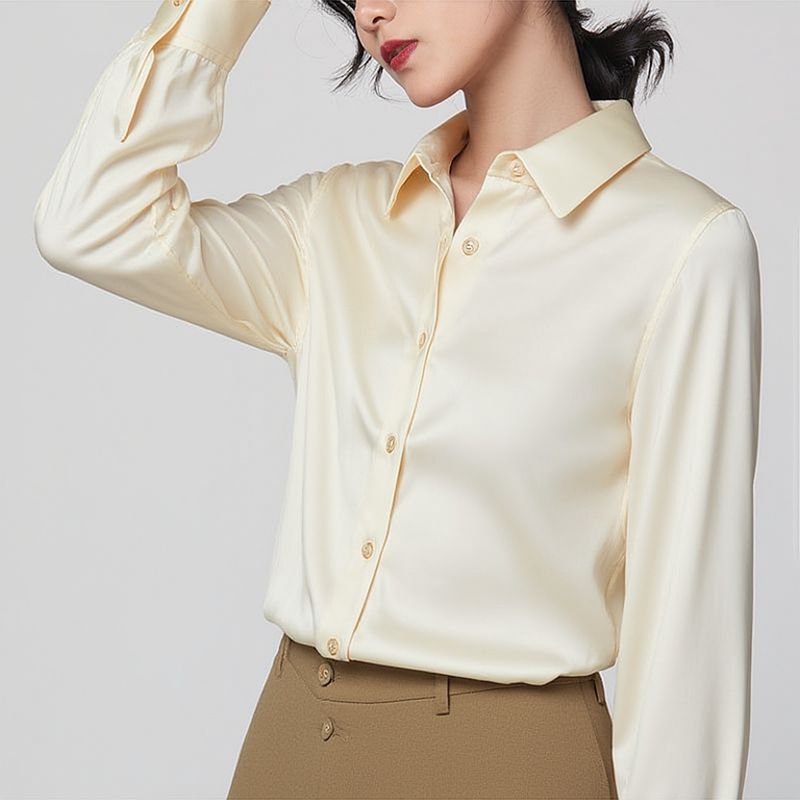 Slim-fit Seidentop mit Farbkontrast
