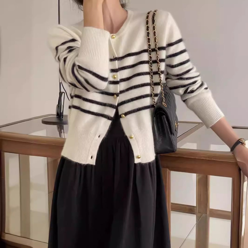 Wollstrick-Cardigan mit Rundhals & Goldknöpfen