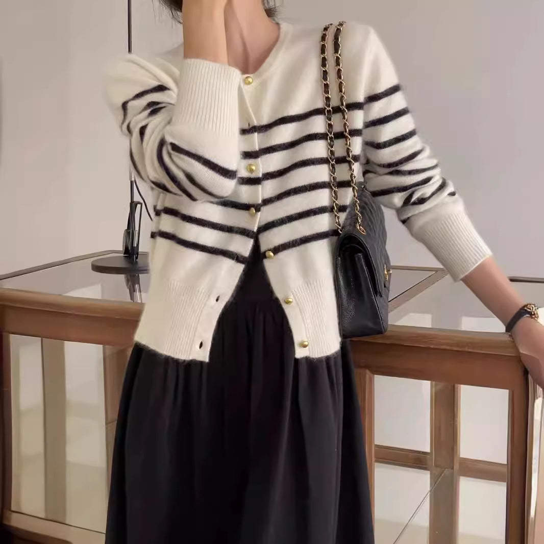 Wollstrick-Cardigan mit Rundhals & Goldknöpfen