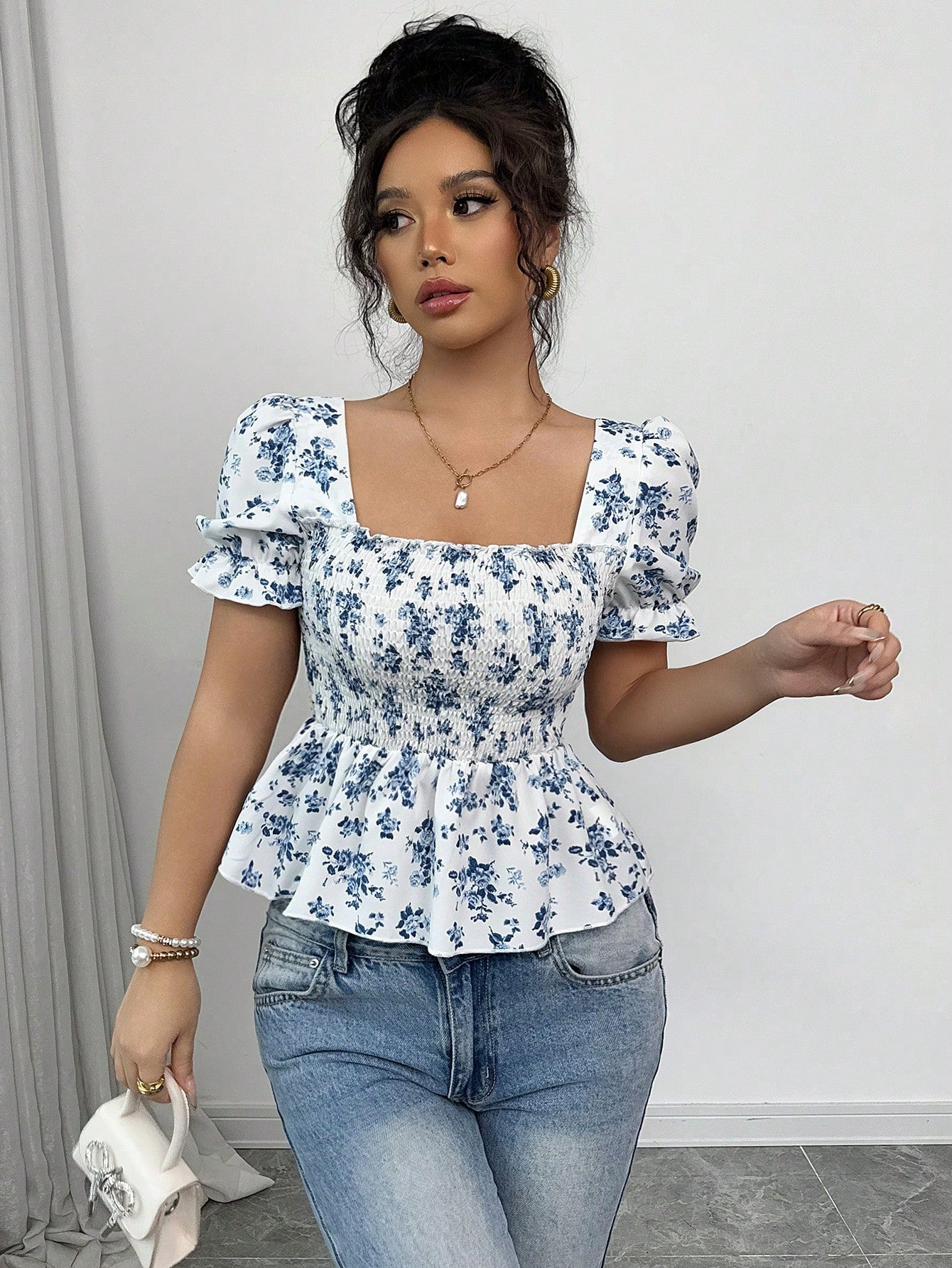 Blaues Oberteil mit Blumenprint und Puffärmeln