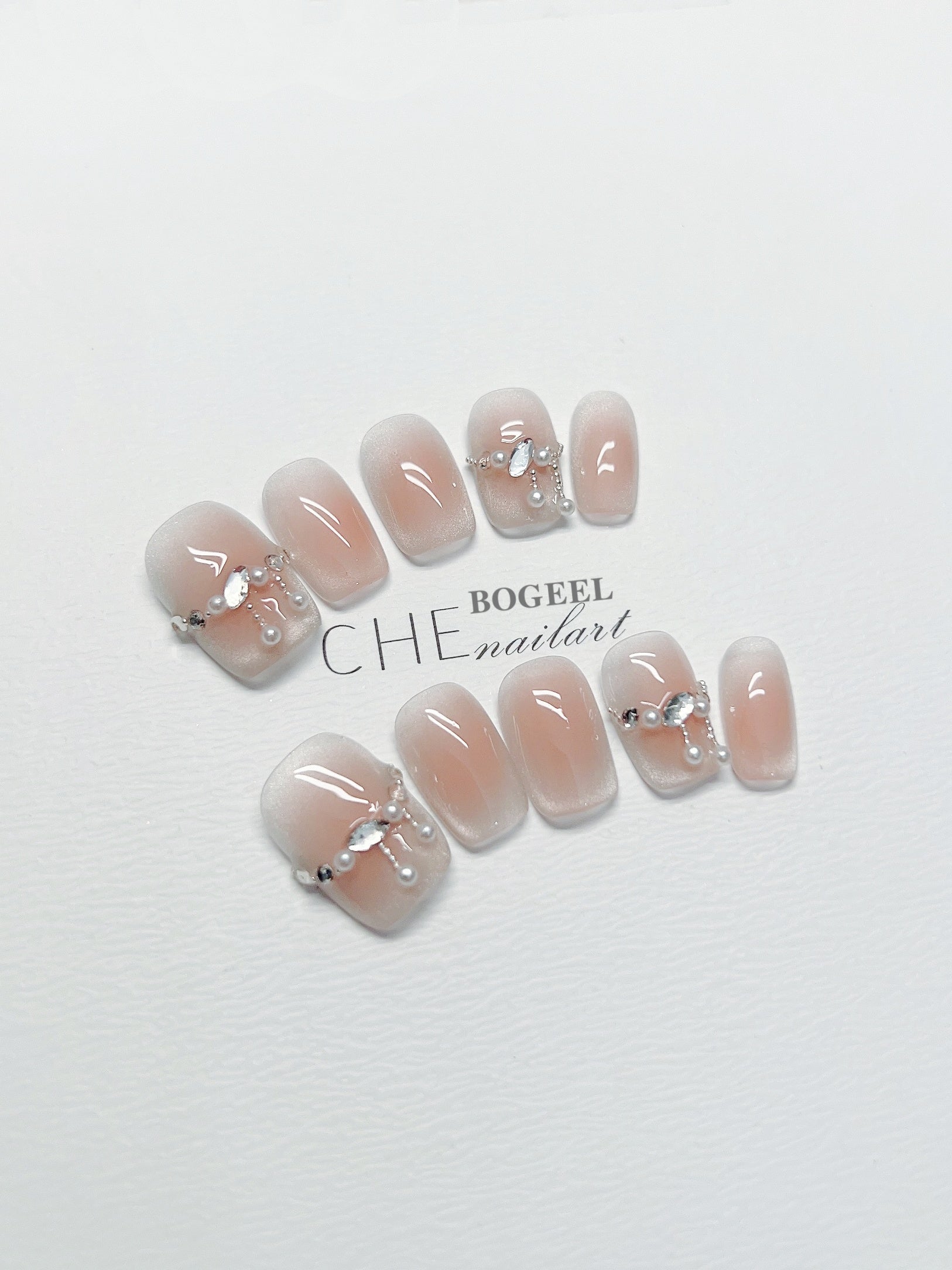 Nagel-Blush mit Strass & Cartoon-Muster