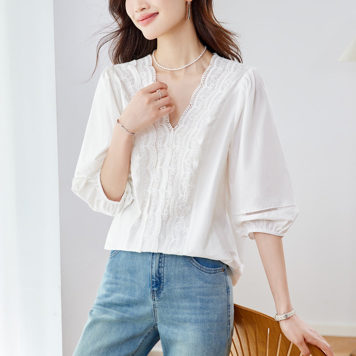 Elegante V-Neck Bluse mit Spitze und Lochstickerei