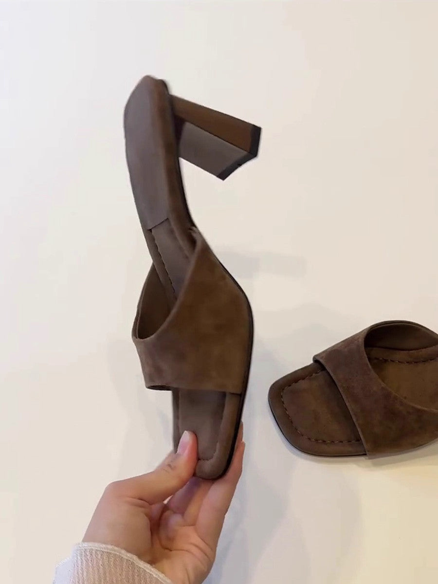 Elegante Nubuk-Sandalen mit Blockabsatz
