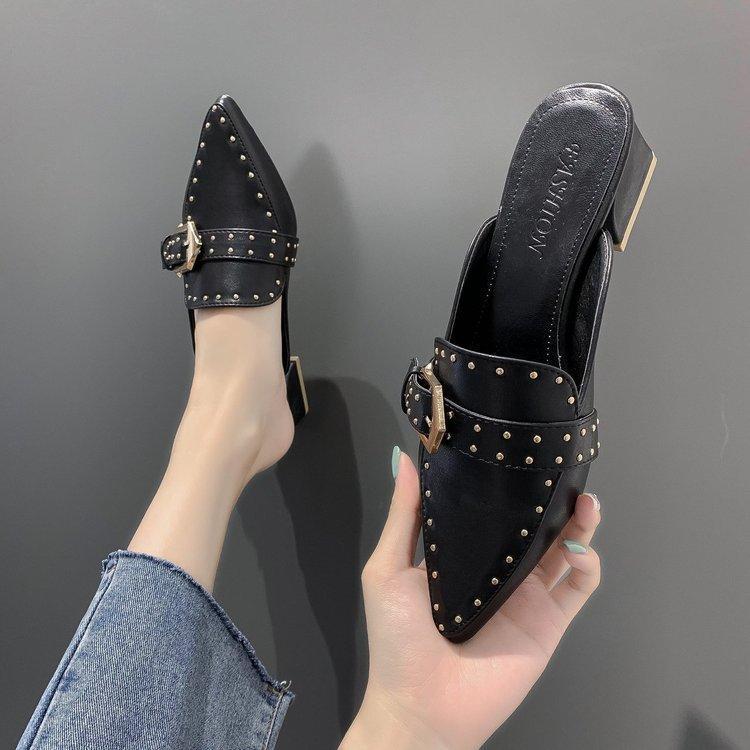 Retro Mules mit spitzer Kappe und mittlerem Absatz