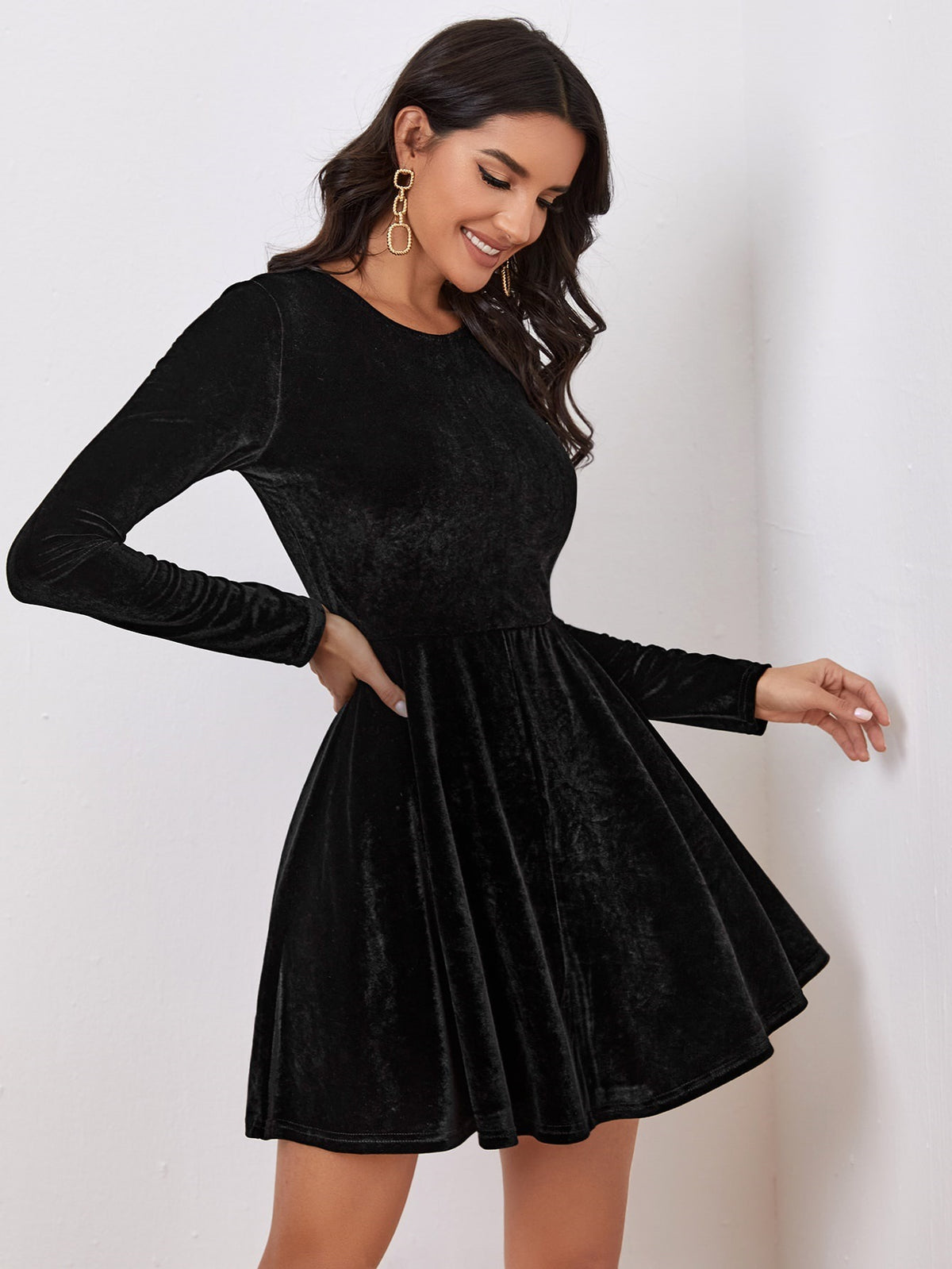 Samtkleid mit Rundhals und langen Ärmeln – Bild 3 | LuxeStyle