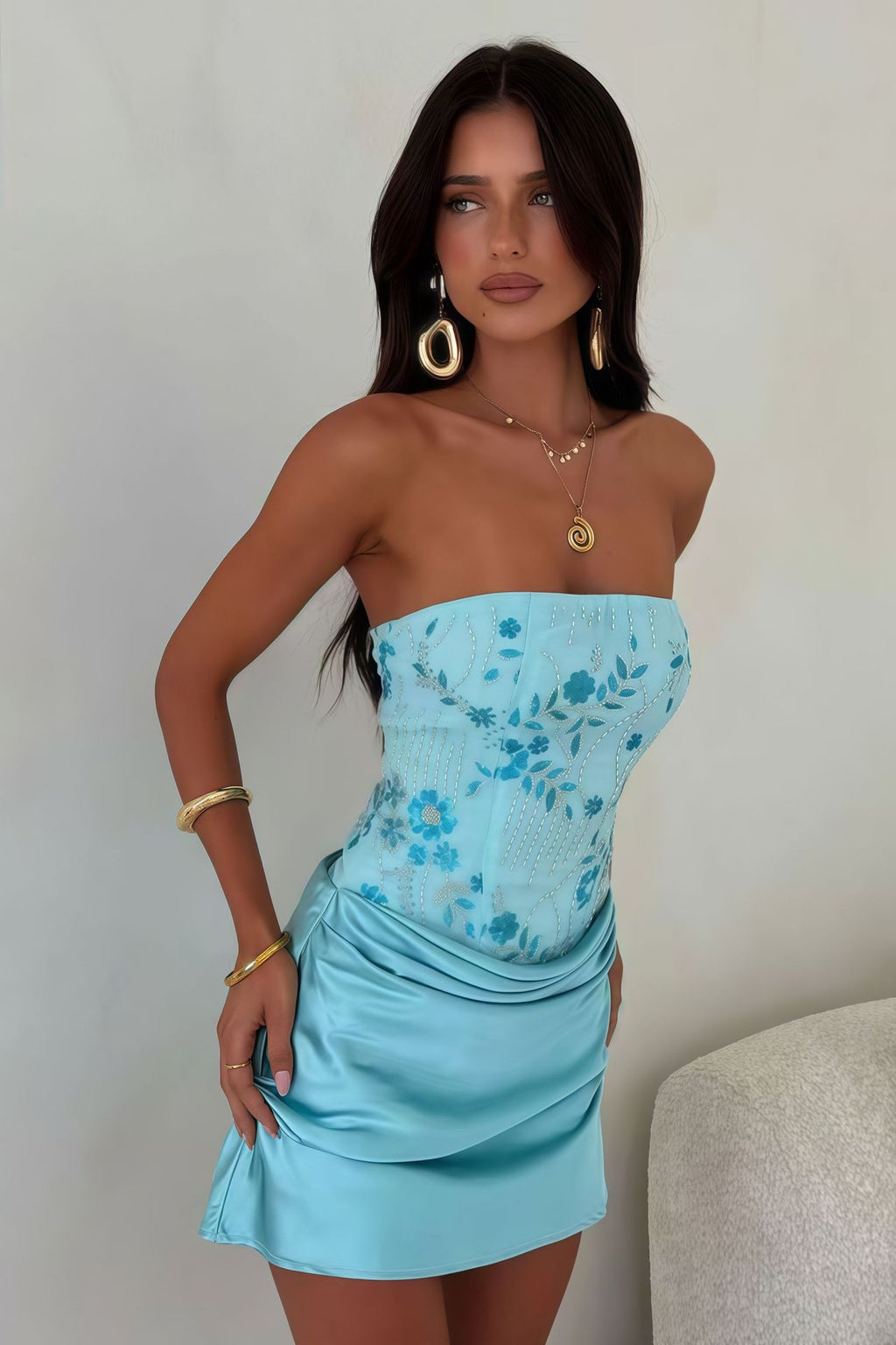 Trägerloses Satin-Minikleid mit Blumenmuster