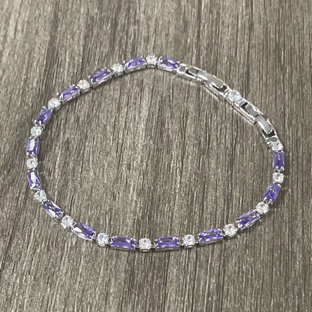 Armband mit violetten Zirkonia-Kristallen