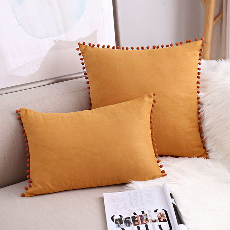 Sofa Kissen mit verspielten Bommeln – Bild 12 | LuxeStyle