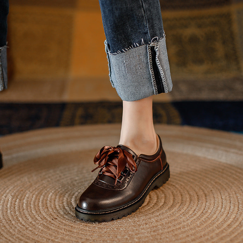 Retro Pumps mit Schnürung und Blockabsatz