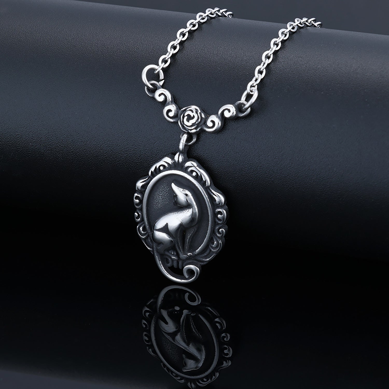 Edelstahl 3D Katzenpendant mit Blumenkranz – Unisex eleganter Personal