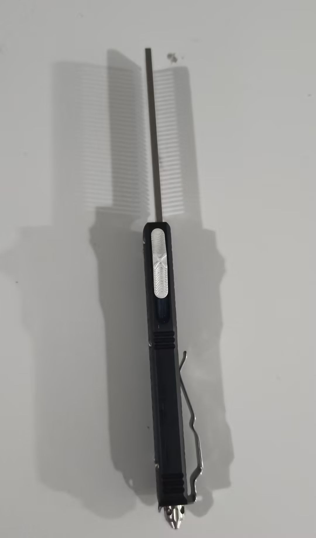 Kamm mit Stahlklinge