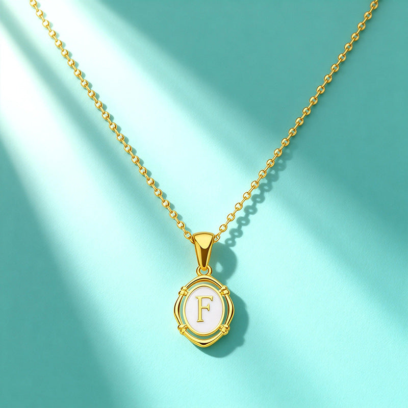 Goldener Buchstaben-Anhänger mit Halskette
