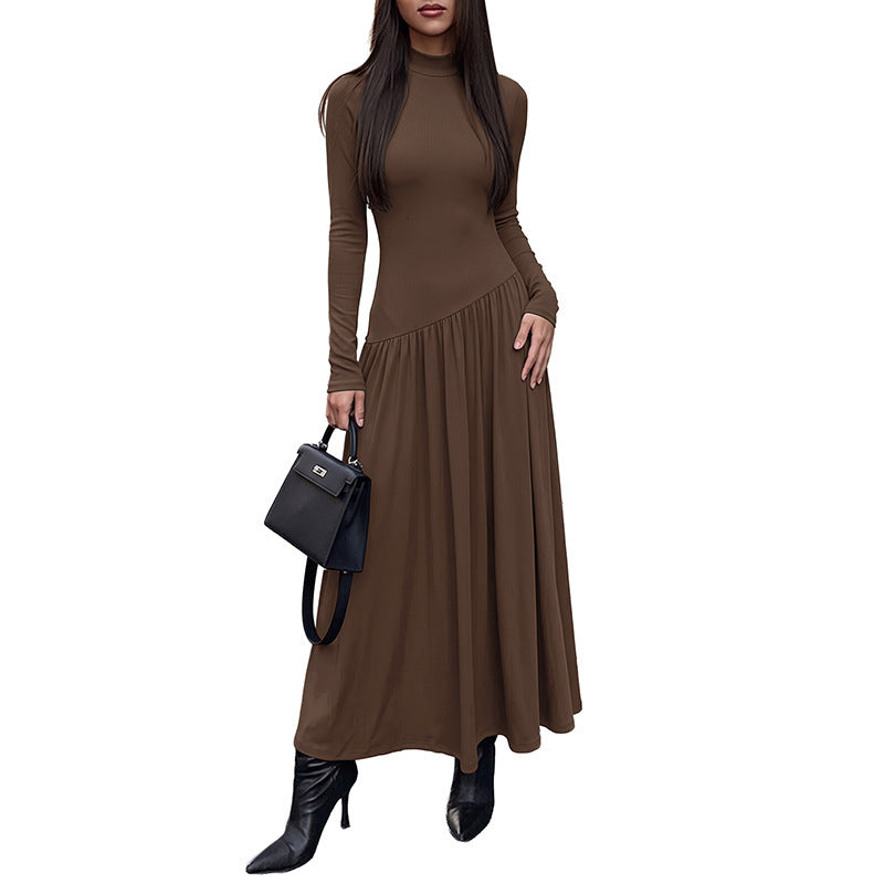 Asymmetrisches Plisseekleid mit Langarm und Stehkragen