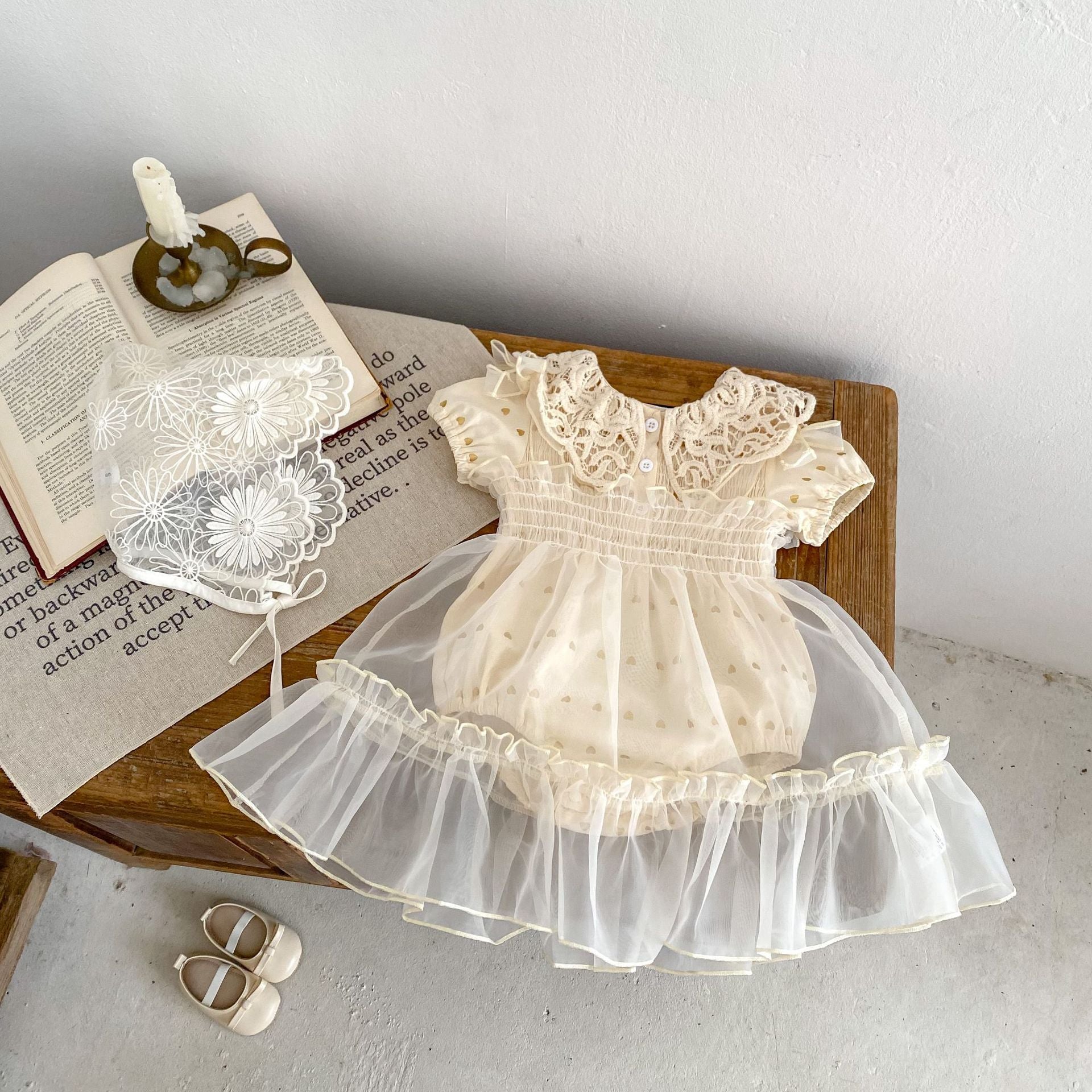 Baby-Jumpsuit mit Herzprint und Spitze