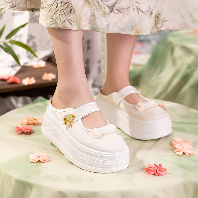 Bestickte Plateau-Mules im Vintage-Stil