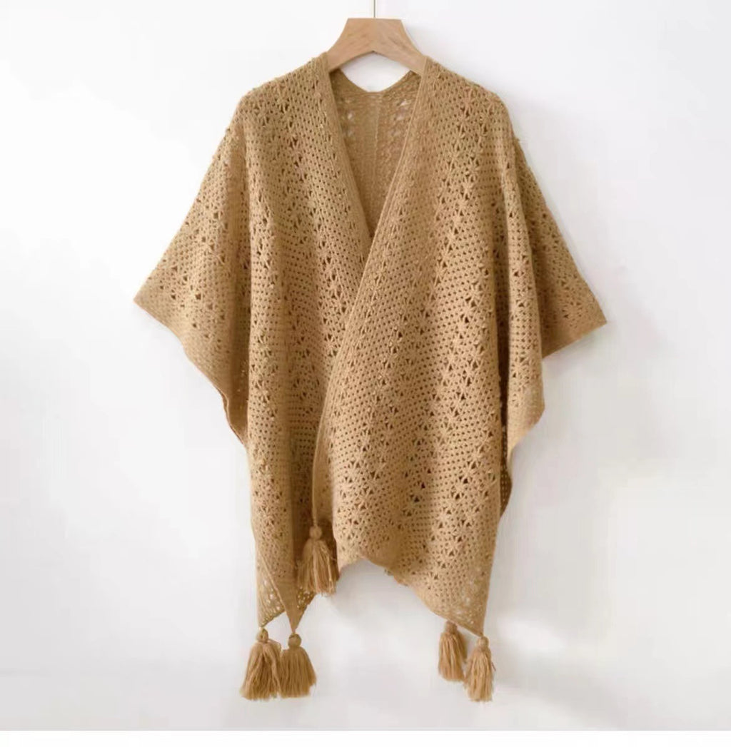 Gestricktes Cape mit Quasten