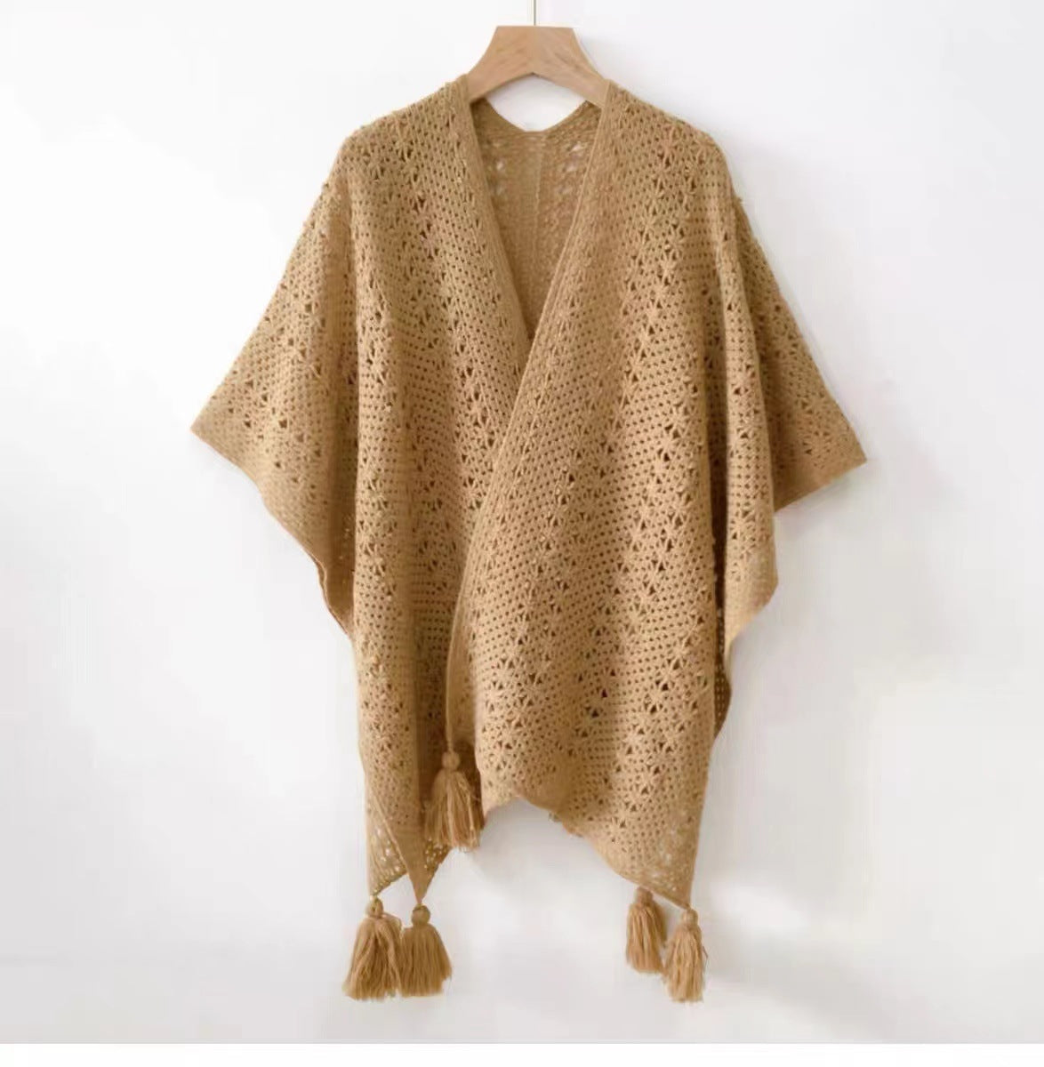 Gestricktes Cape mit Quasten
