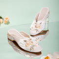 Satin-Slipper mit Pfingstrosen-Stickerei – Bild 1 | LuxeStyle