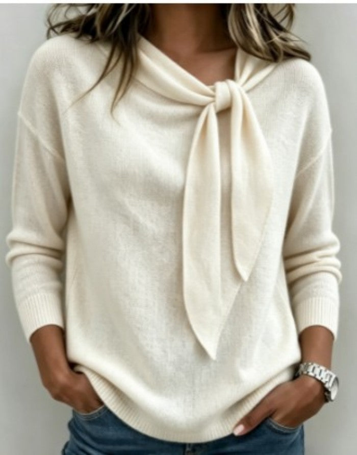 Gestrickter Pullover mit Schleifenknoten