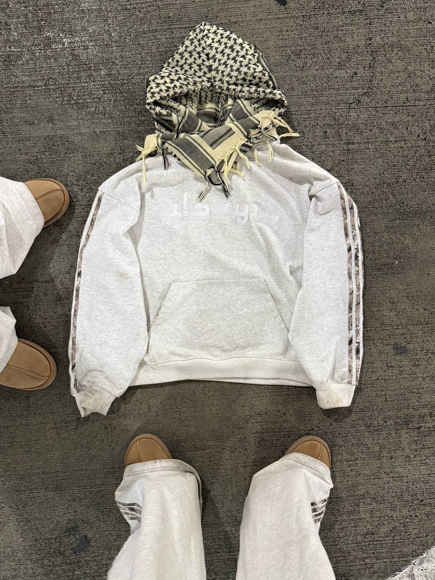 Hoodie und Hose im Set