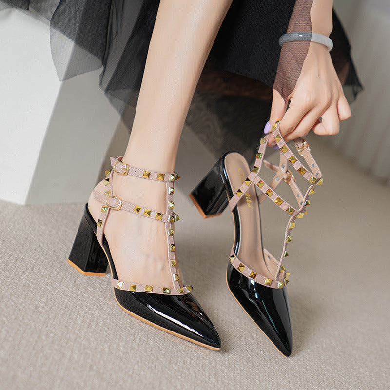 Stilettos mit Nieten