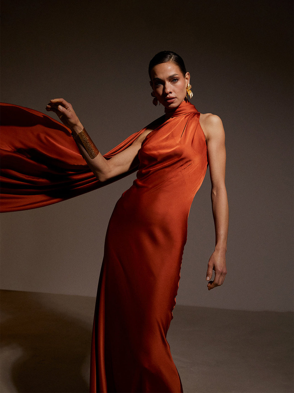 Elegantes, einfarbiges Satinkleid mit Neckholder – Bild 9 | LuxeStyle