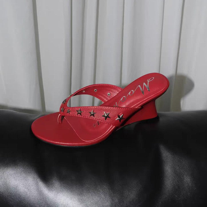 Sandalen mit Nieten und hohem Absatz