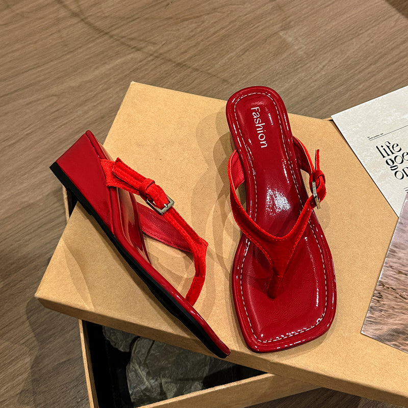 Keile Sandalen mit eckiger Zehenpartie