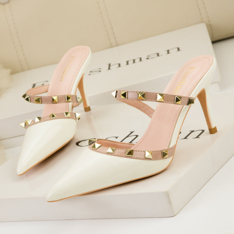Sandalen aus Lackleder mit Metallnieten – Bild 4 | LuxeStyle