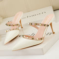 Sandalen aus Lackleder mit Metallnieten – Bild 6 | LuxeStyle