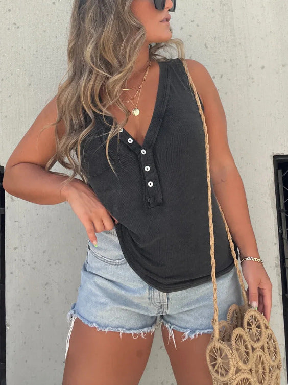 Ärmelloses V-Neck T-Shirt mit Knopf-Tasche – Bild 3 | LuxeStyle