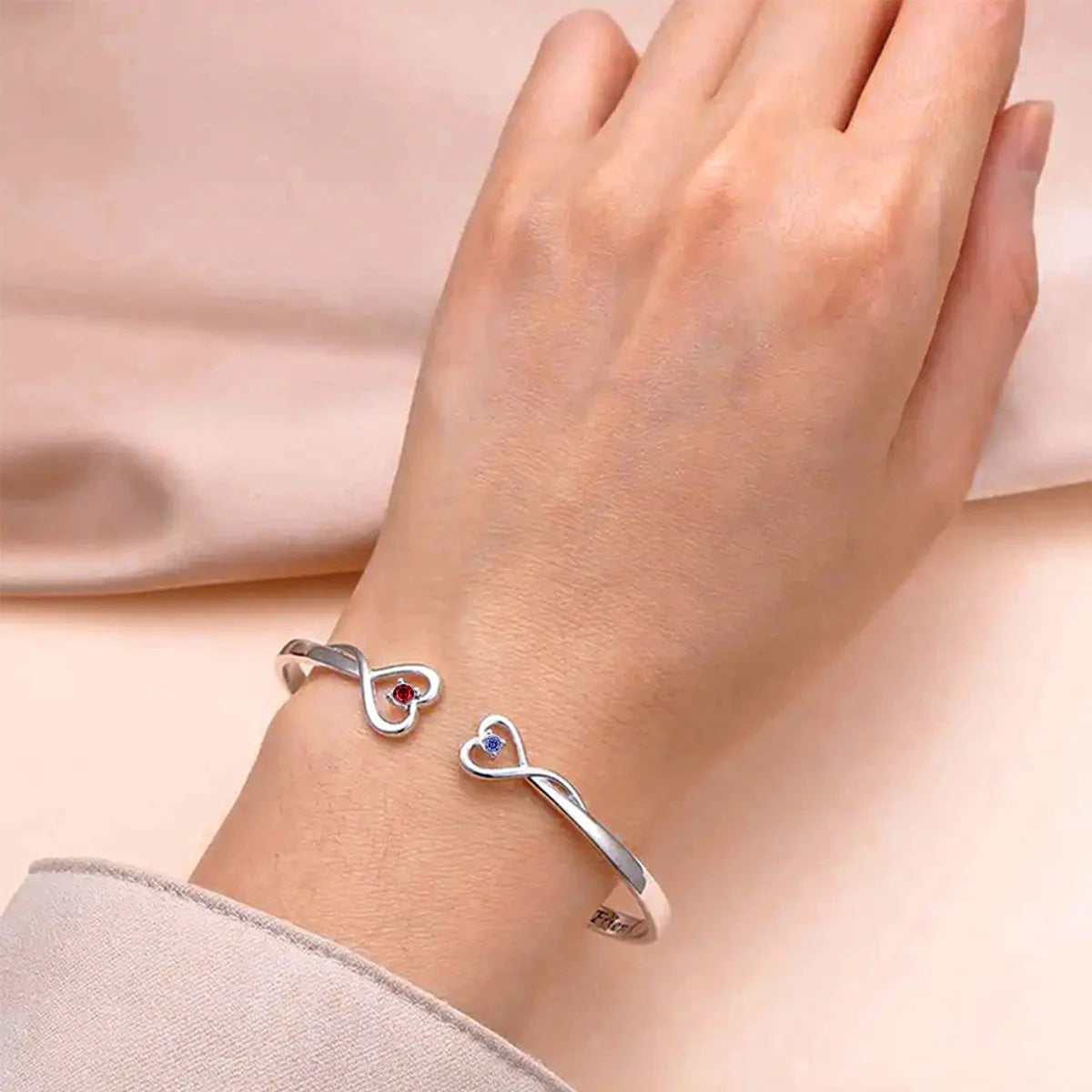 Herzarmband mit Zirkonia-Steinen – Bild 4 | LuxeStyle